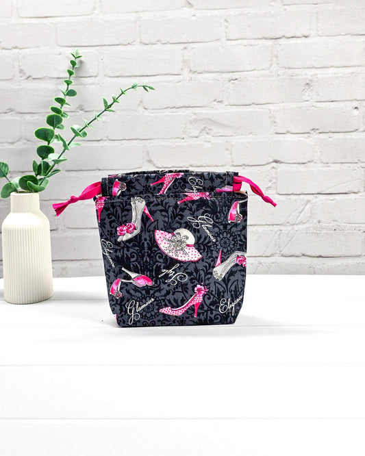 Projekttasche Tindra XS High Heels pink schwarz mit Kordelzug - handgenäht in Bayern von Nadelmikado