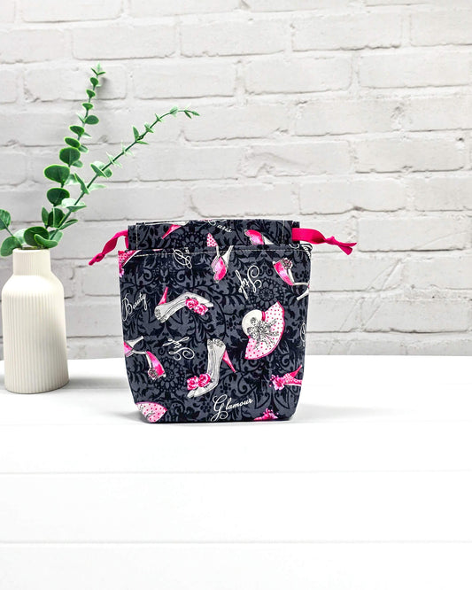 Projekttasche Tindra XS High Heels pink schwarz mit Kordelzug - handgenäht in Bayern von Nadelmikado