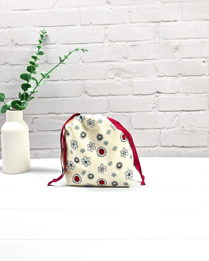 Projekttasche Tindra XS retro Blumen mit Kordelzug handgenäht Bayern von Nadelmikado