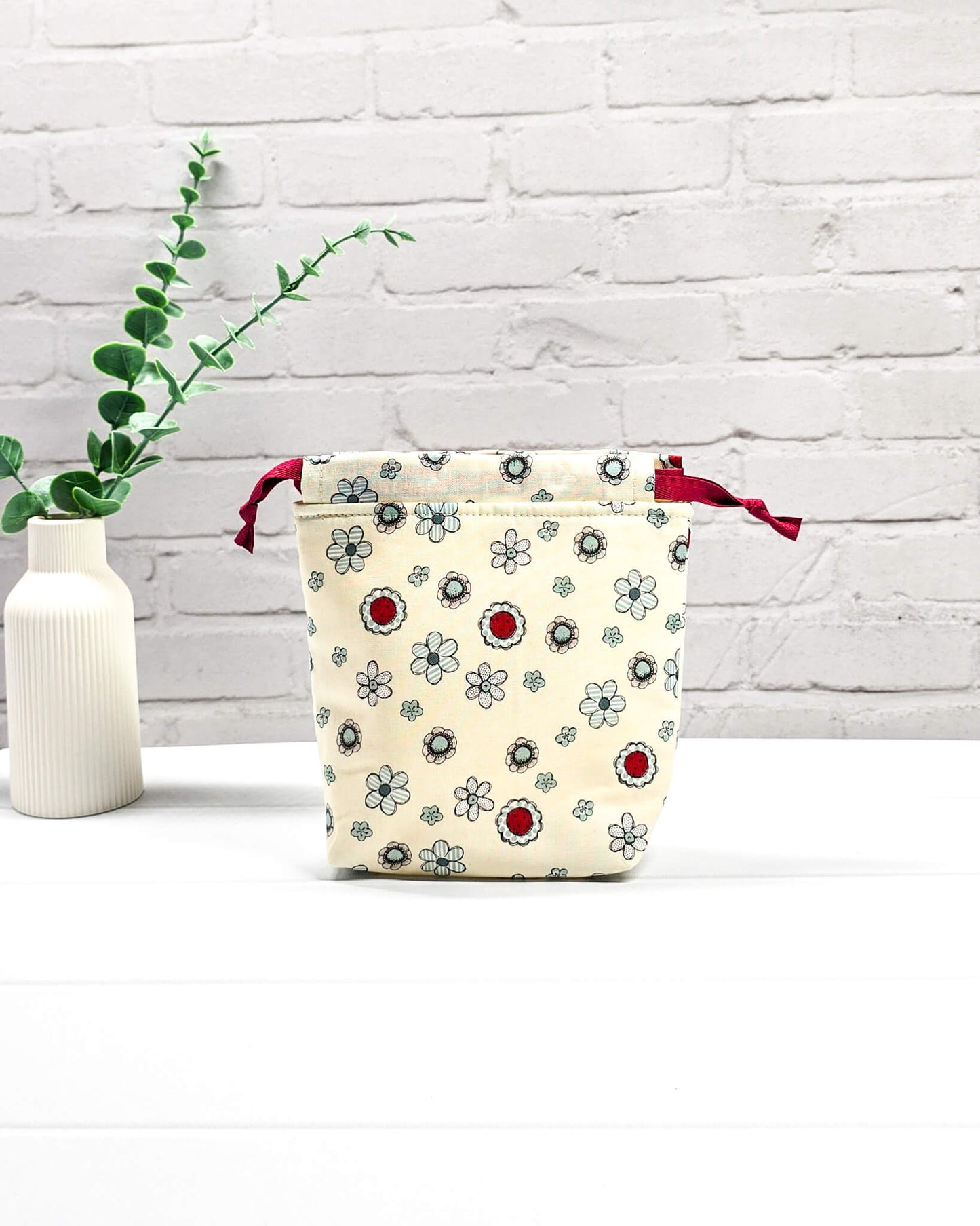 Projekttasche Tindra XS retro Blumen mit Kordelzug handgenäht Bayern von Nadelmikado