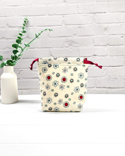 Projekttasche Tindra XS retro Blumen mit Kordelzug handgenäht Bayern von Nadelmikado