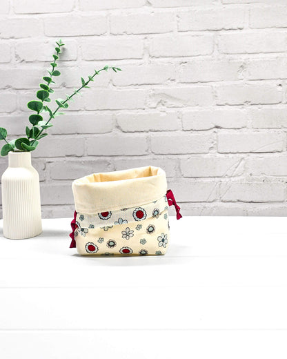 Projekttasche Tindra XS retro Blumen mit Kordelzug handgenäht Bayern von Nadelmikado