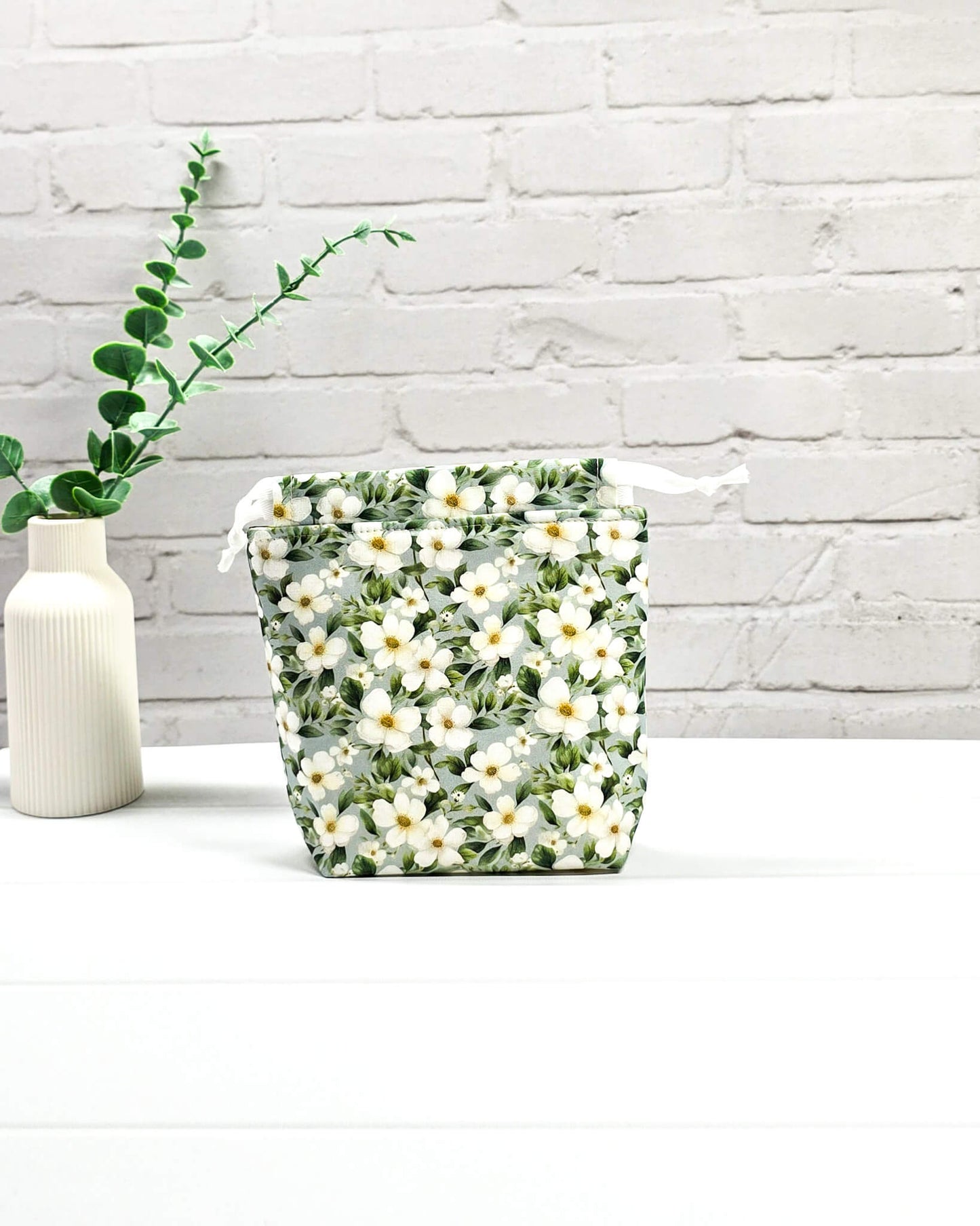 Projekttasche Tindra XS weiße Blumen mit Kordelzug handgenäht Bayern von Nadelmikado