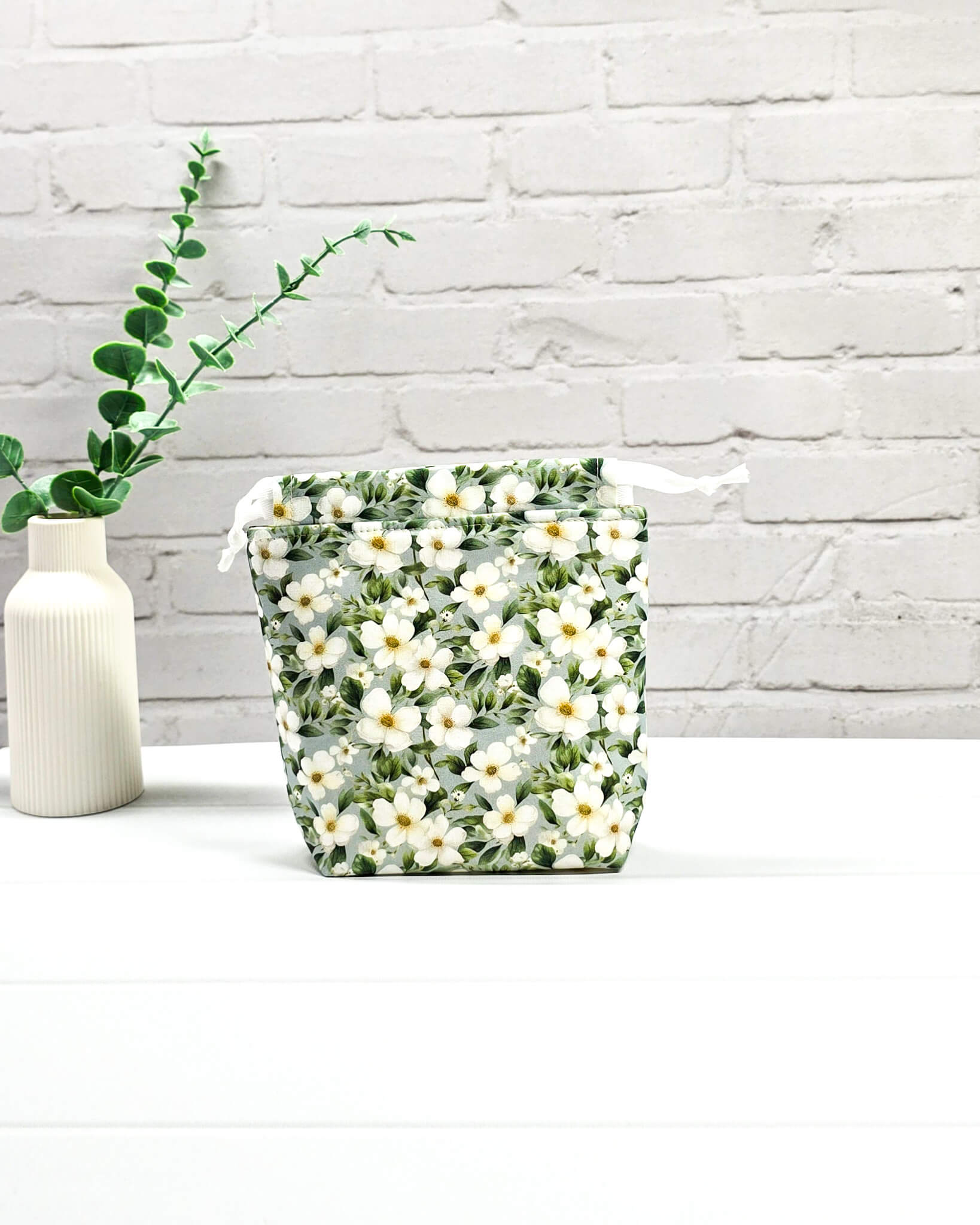 Projekttasche Tindra XS weiße Blumen mit Kordelzug handgenäht Bayern von Nadelmikado