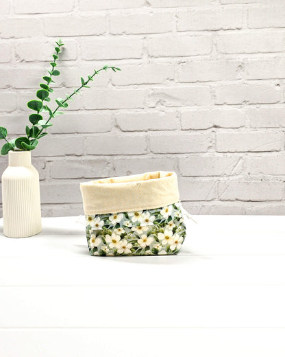 Projekttasche Tindra XS weiße Blumen mit Kordelzug handgenäht Bayern von Nadelmikado