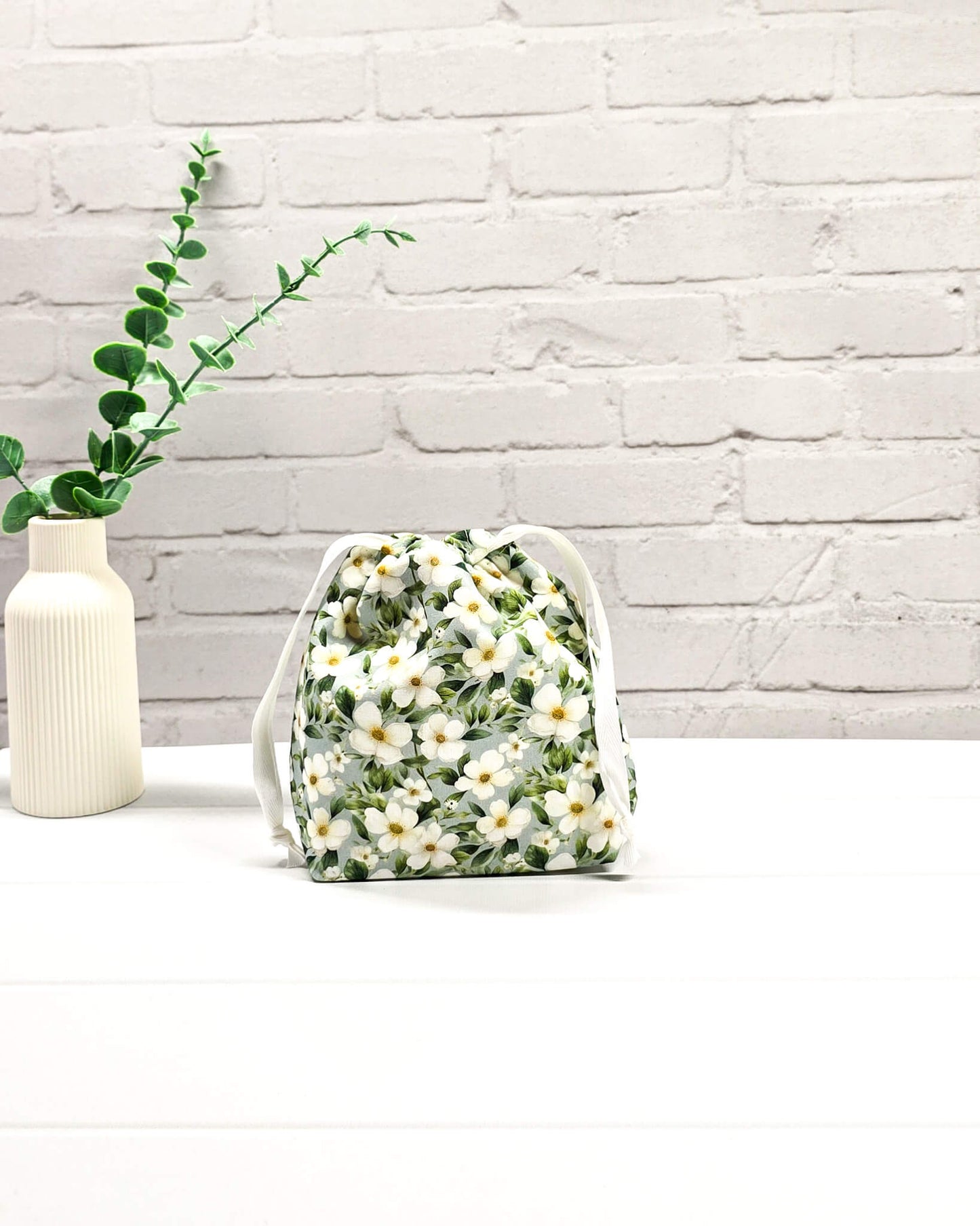 Projekttasche Tindra XS weiße Blumen mit Kordelzug handgenäht Bayern von Nadelmikado