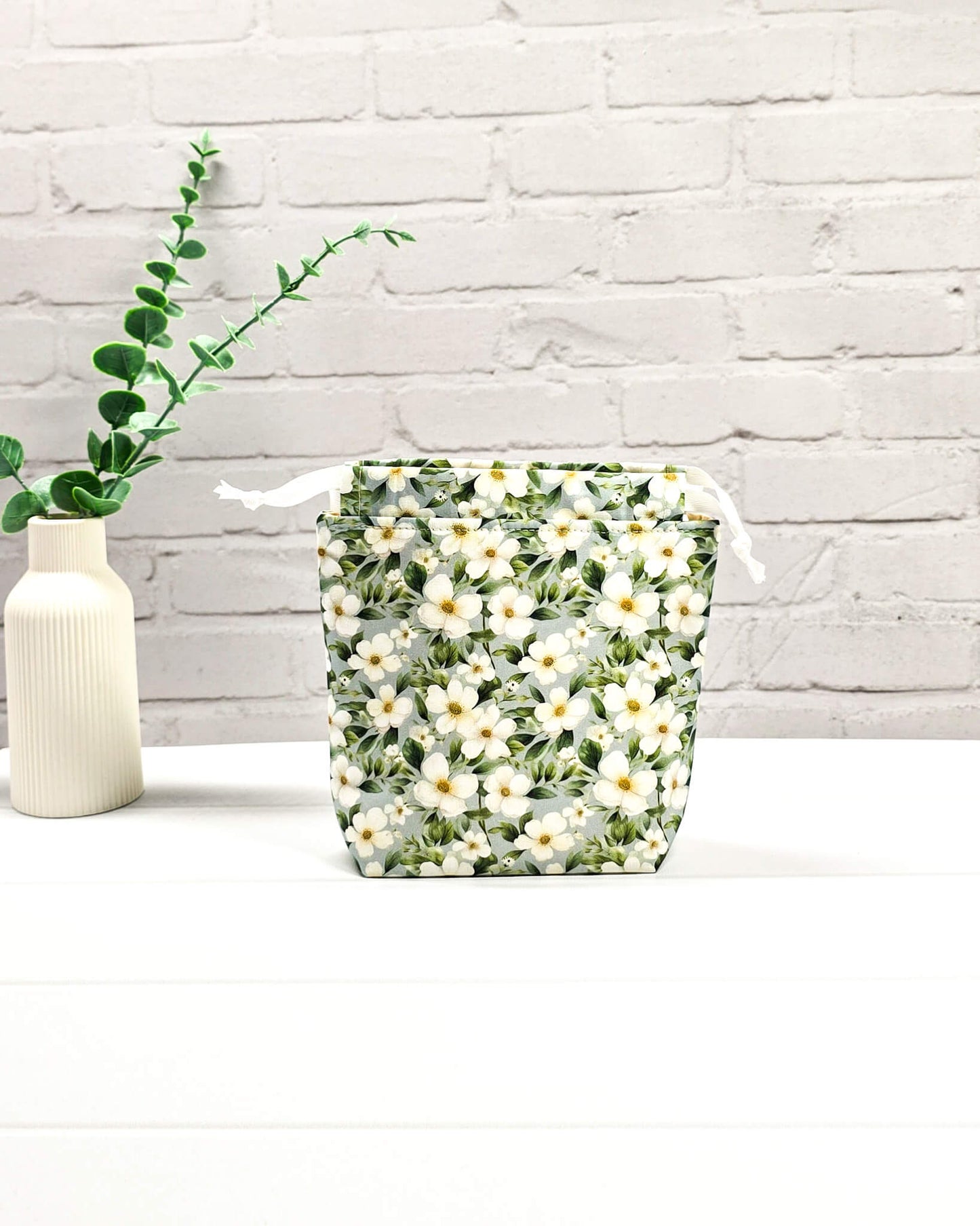 Projekttasche Tindra XS weiße Blumen mit Kordelzug handgenäht Bayern von Nadelmikado