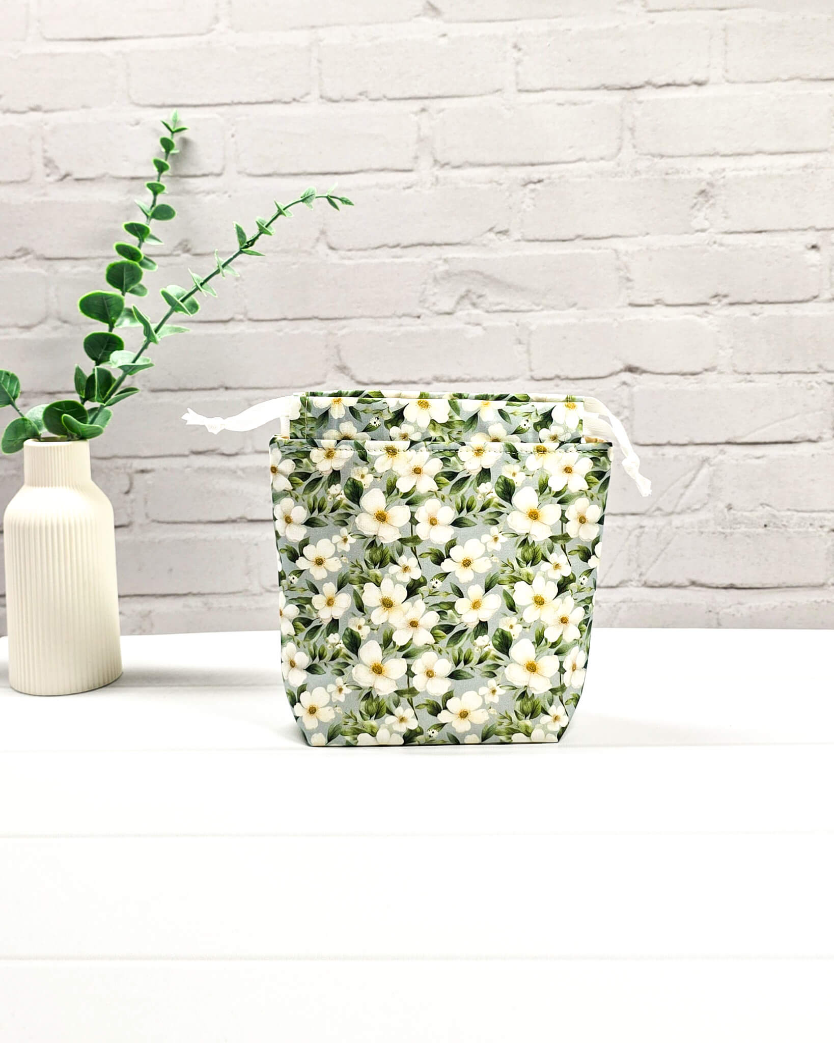 Projekttasche Tindra XS weiße Blumen mit Kordelzug handgenäht Bayern von Nadelmikado