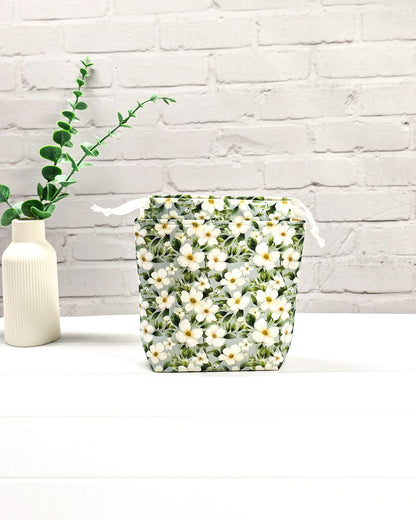 Projekttasche Tindra XS weiße Blumen mit Kordelzug handgenäht Bayern von Nadelmikado