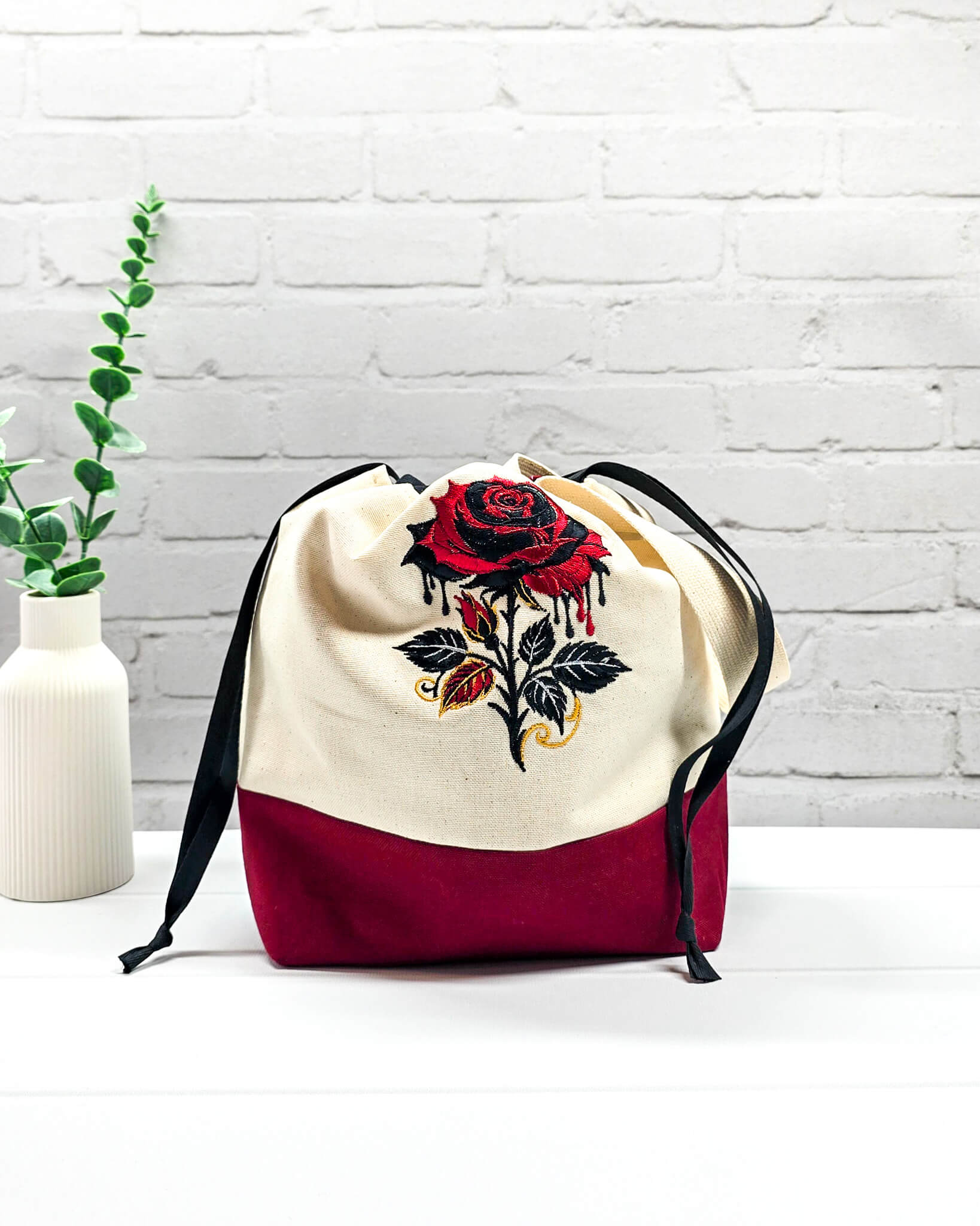 Projekttasche Tuva M aus hellem Canvas und Bordeaux mit gestickter Gothic Rose und schwarzem Kordelzugkragen. Handgenäht in Bayern von Nadelmikado.