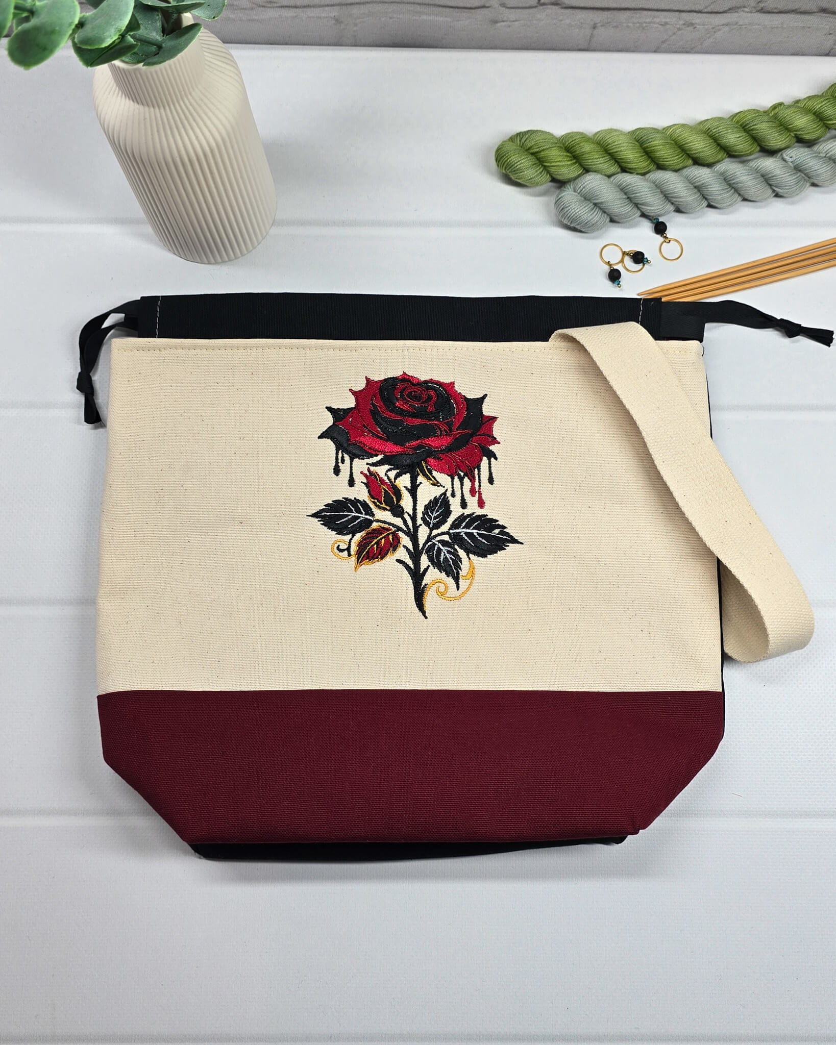 Projekttasche Tuva M aus hellem Canvas und Bordeaux mit gestickter Gothic Rose und schwarzem Kordelzugkragen. Handgenäht in Bayern von Nadelmikado.