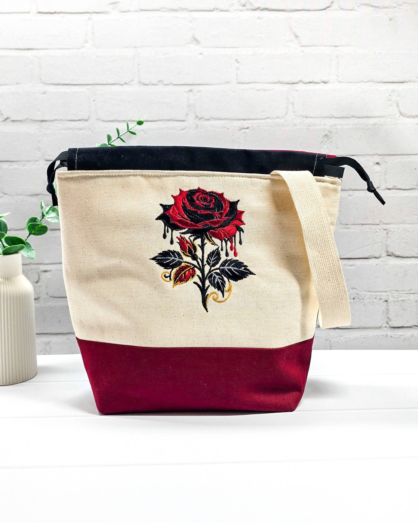 Projekttasche Tuva M aus hellem Canvas und Bordeaux mit gestickter Gothic Rose und schwarzem Kordelzugkragen. Handgenäht in Bayern von Nadelmikado.
