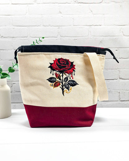 Projekttasche Tuva M aus hellem Canvas und Bordeaux mit gestickter Gothic Rose und schwarzem Kordelzugkragen. Handgenäht in Bayern von Nadelmikado.