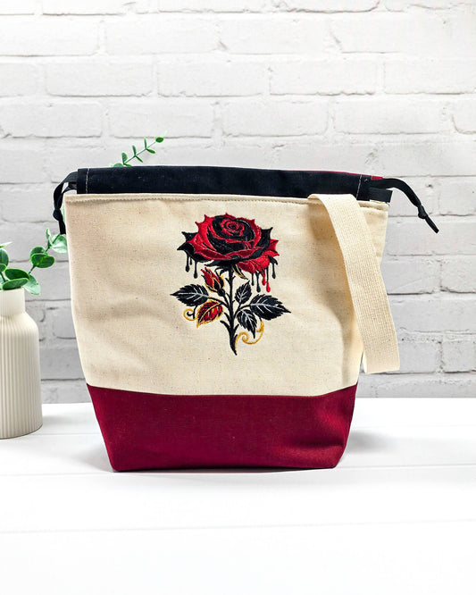 Projekttasche Tuva M aus hellem Canvas und Bordeaux mit gestickter Gothic Rose und schwarzem Kordelzugkragen. Handgenäht in Bayern von Nadelmikado.