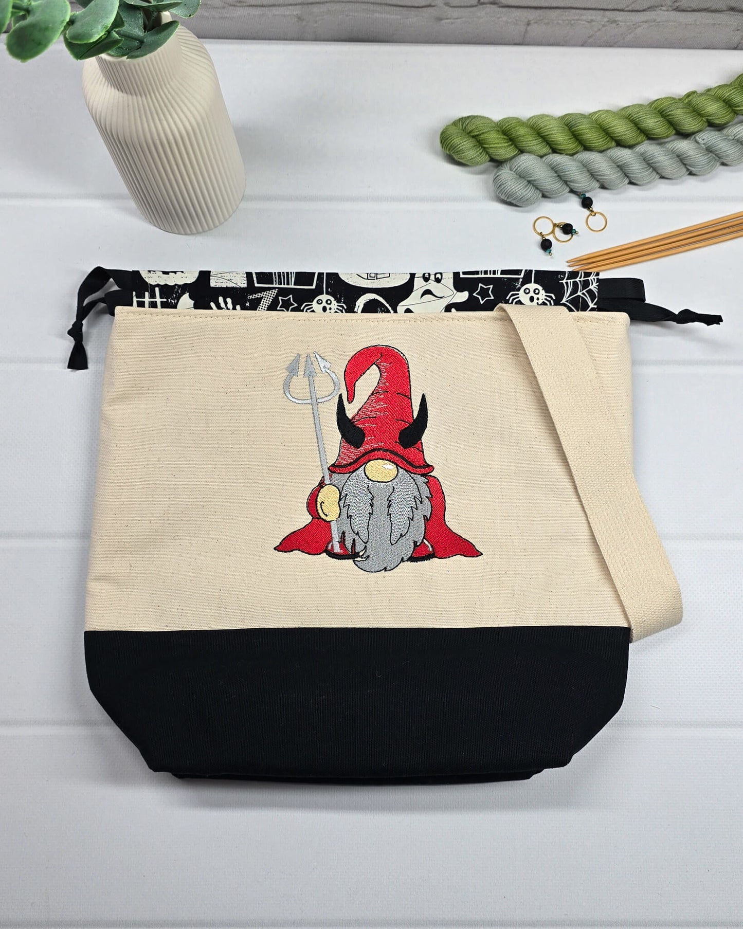 Projekttasche Tuva M aus hellem Canvas mit gesticktem Teufel Gnom, Dreizack und Spooky-Kordelzugkragen. Handgenäht in Bayern von Nadelmikado.