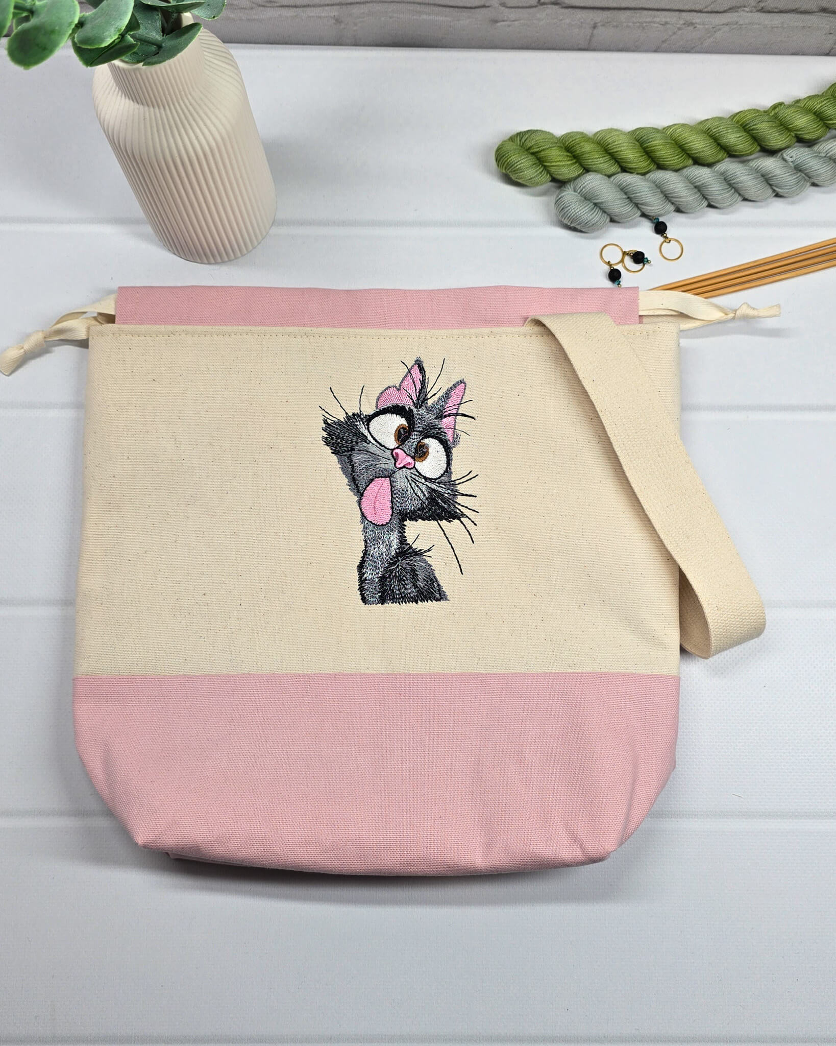 Projekttasche Tuva M aus hellem Canvas und Rosa mit gestickter frecher Katze und Kordelzugverschluss. Handgenäht in Bayern von Nadelmikado.