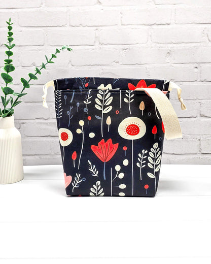 Projekttasche Tuva S Autumn Folk mit grafischem Blumenmuster auf dunklem Stoff - handgenäht in Bayern von Nadelmikado