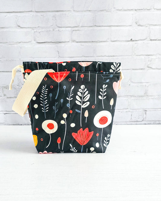 Projekttasche Tuva S Autumn Folk mit grafischem Blumenmuster auf dunklem Stoff - handgenäht in Bayern von Nadelmikado
