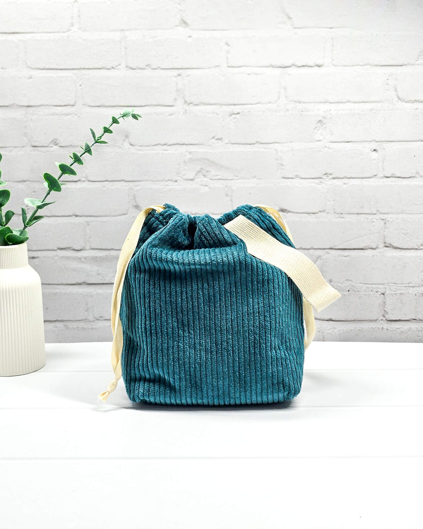 Petrolfarbene Stricktasche Tuva S aus weichem Breitcord - handgenäht in Bayern von Nadelmikado
