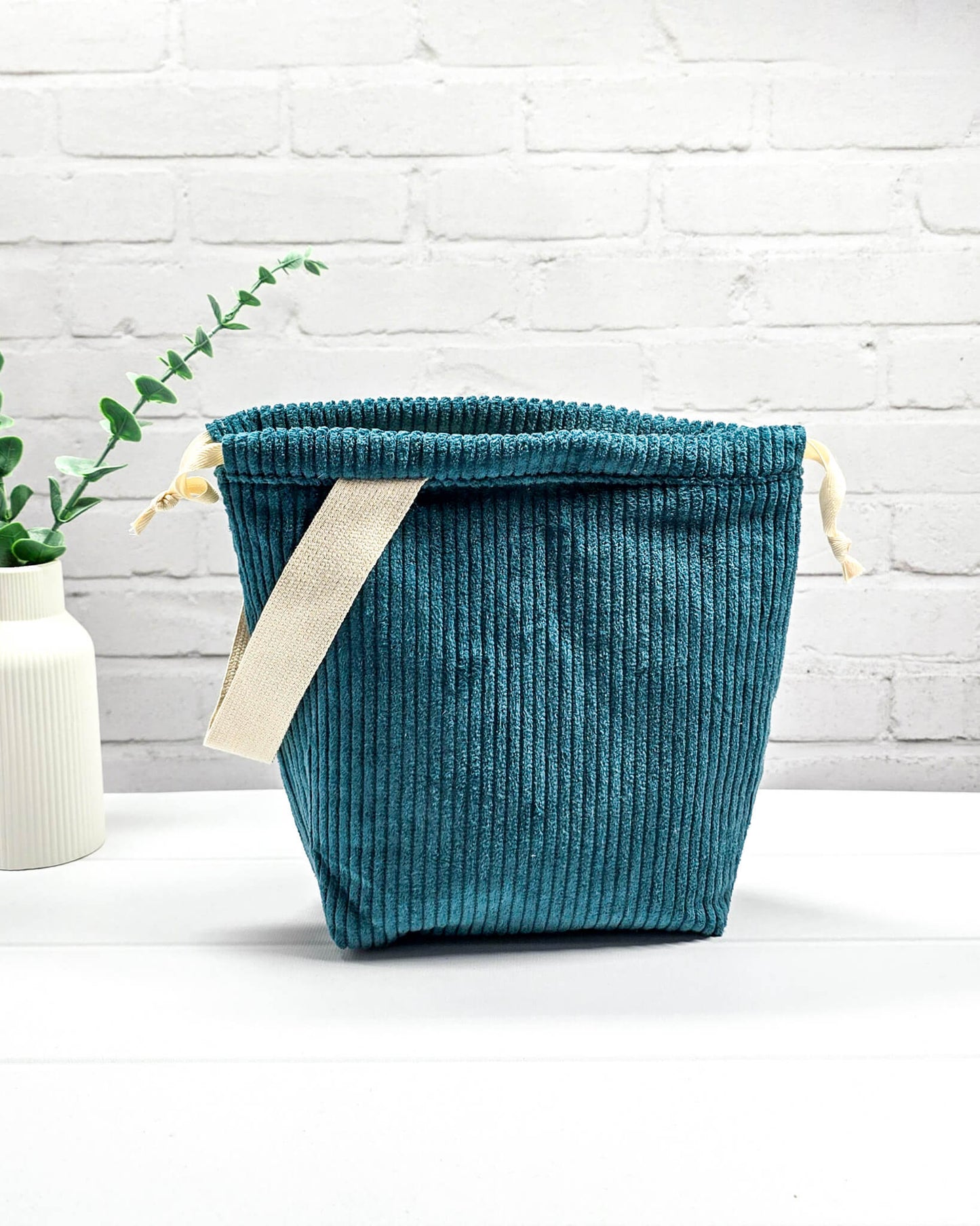 Petrolfarbene Stricktasche Tuva S aus weichem Breitcord - handgenäht in Bayern von Nadelmikado