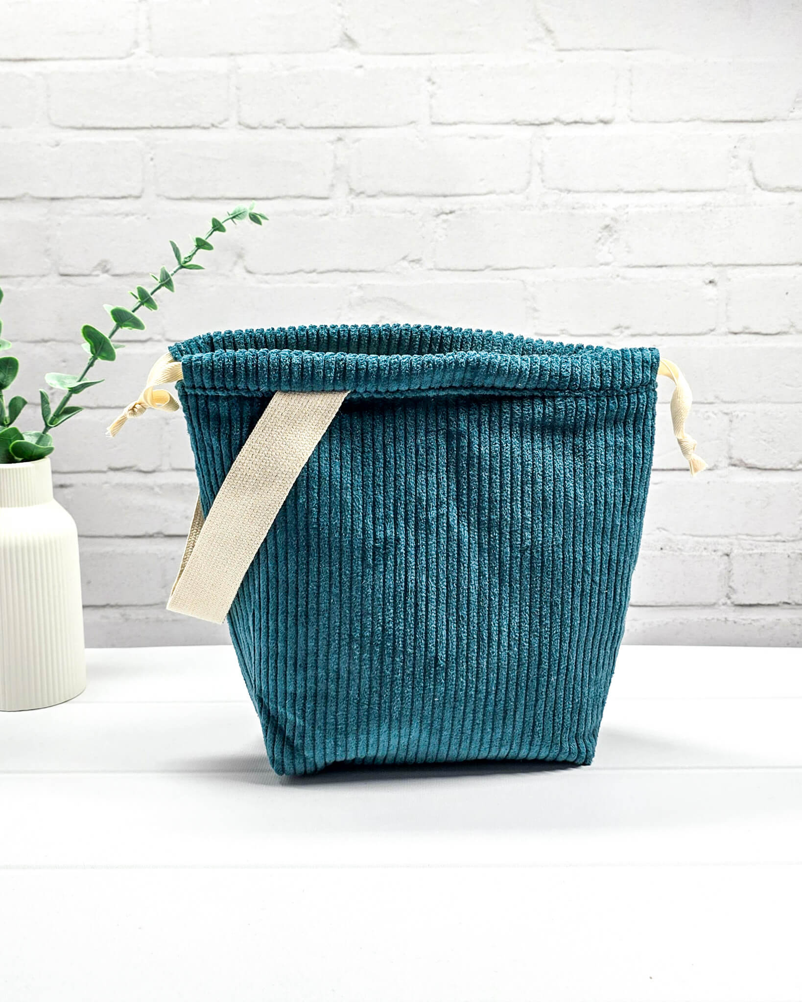 Petrolfarbene Stricktasche Tuva S aus weichem Breitcord - handgenäht in Bayern von Nadelmikado