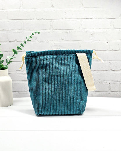 Petrolfarbene Stricktasche Tuva S aus weichem Breitcord - handgenäht in Bayern von Nadelmikado