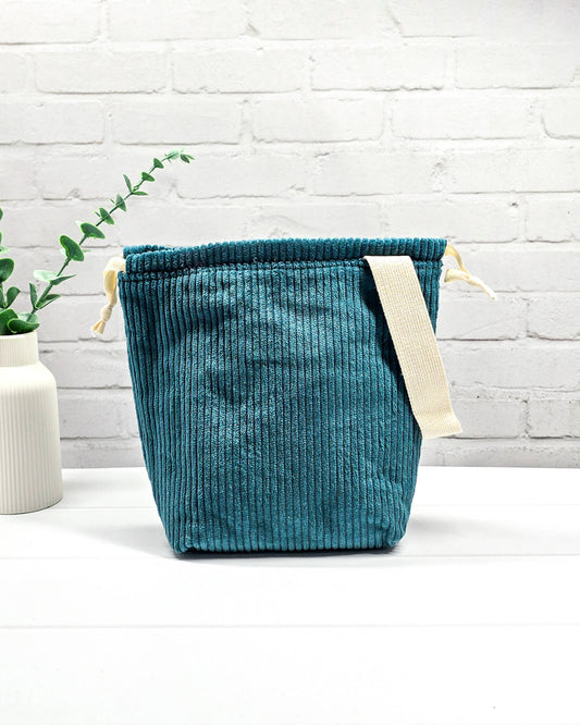 Petrolfarbene Stricktasche Tuva S aus weichem Breitcord - handgenäht in Bayern von Nadelmikado