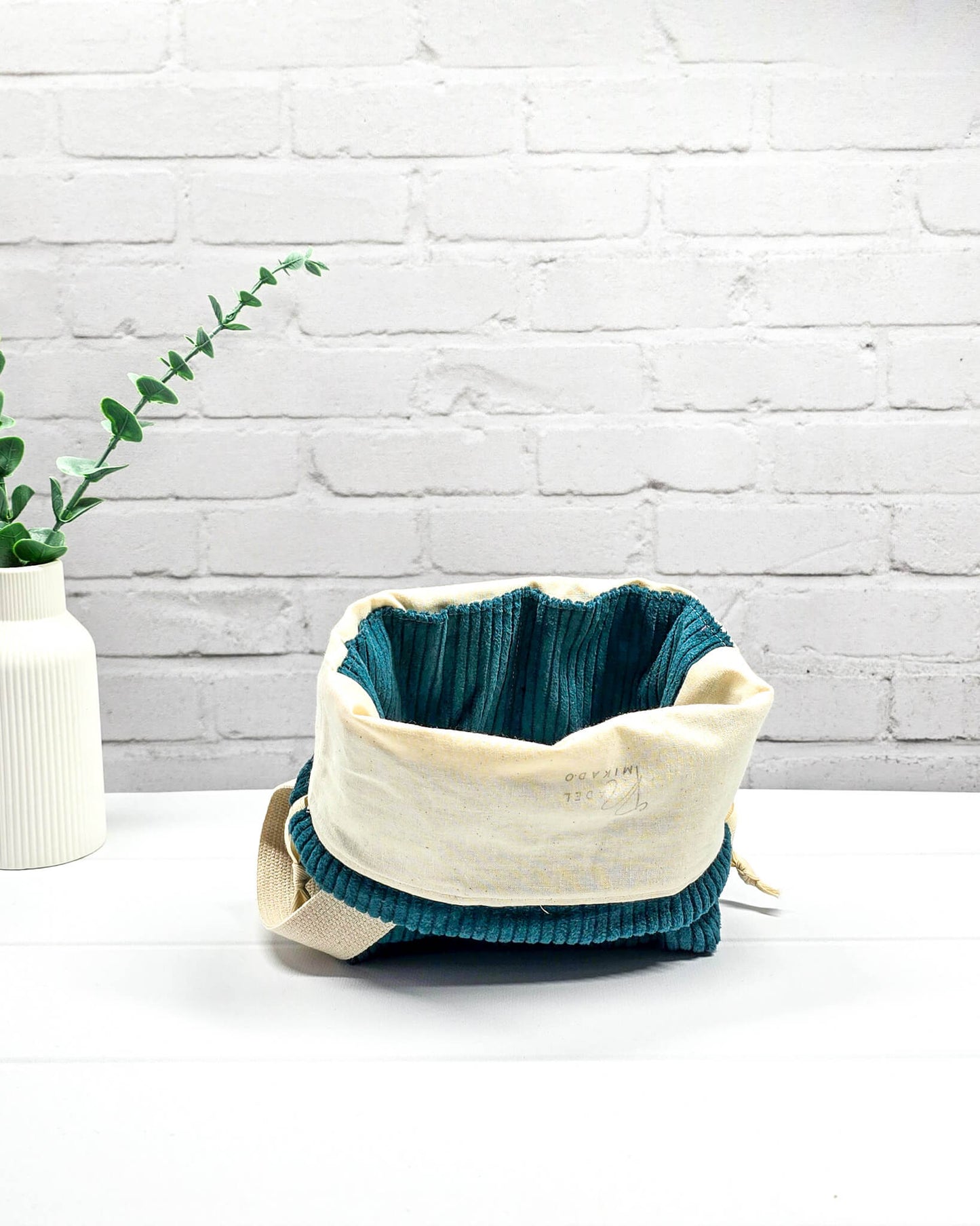 Petrolfarbene Stricktasche Tuva S aus weichem Breitcord - handgenäht in Bayern von Nadelmikado