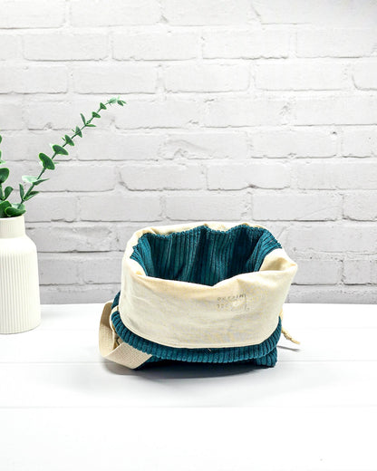 Petrolfarbene Stricktasche Tuva S aus weichem Breitcord - handgenäht in Bayern von Nadelmikado