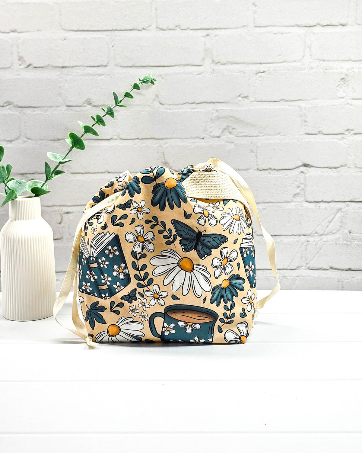 Projektbeutel Tuva S Coffee & Daisies mit Blumen, Schmetterlingen und Kaffeemotiven. Handgenäht in Bayern von NadelMikado.