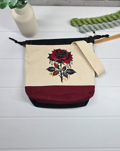 Projekttasche Tuva S aus hellem Canvas und Bordeaux mit gestickter Gothic Rose und schwarzem Kordelzugkragen. Handgenäht in Bayern von Nadelmikado.