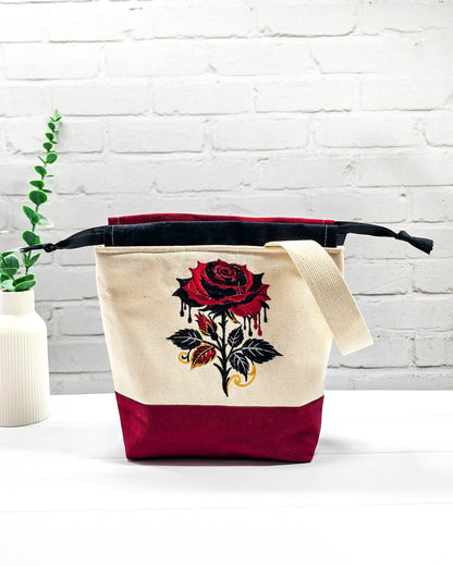 Projekttasche Tuva S aus hellem Canvas und Bordeaux mit gestickter Gothic Rose und schwarzem Kordelzugkragen. Handgenäht in Bayern von Nadelmikado.