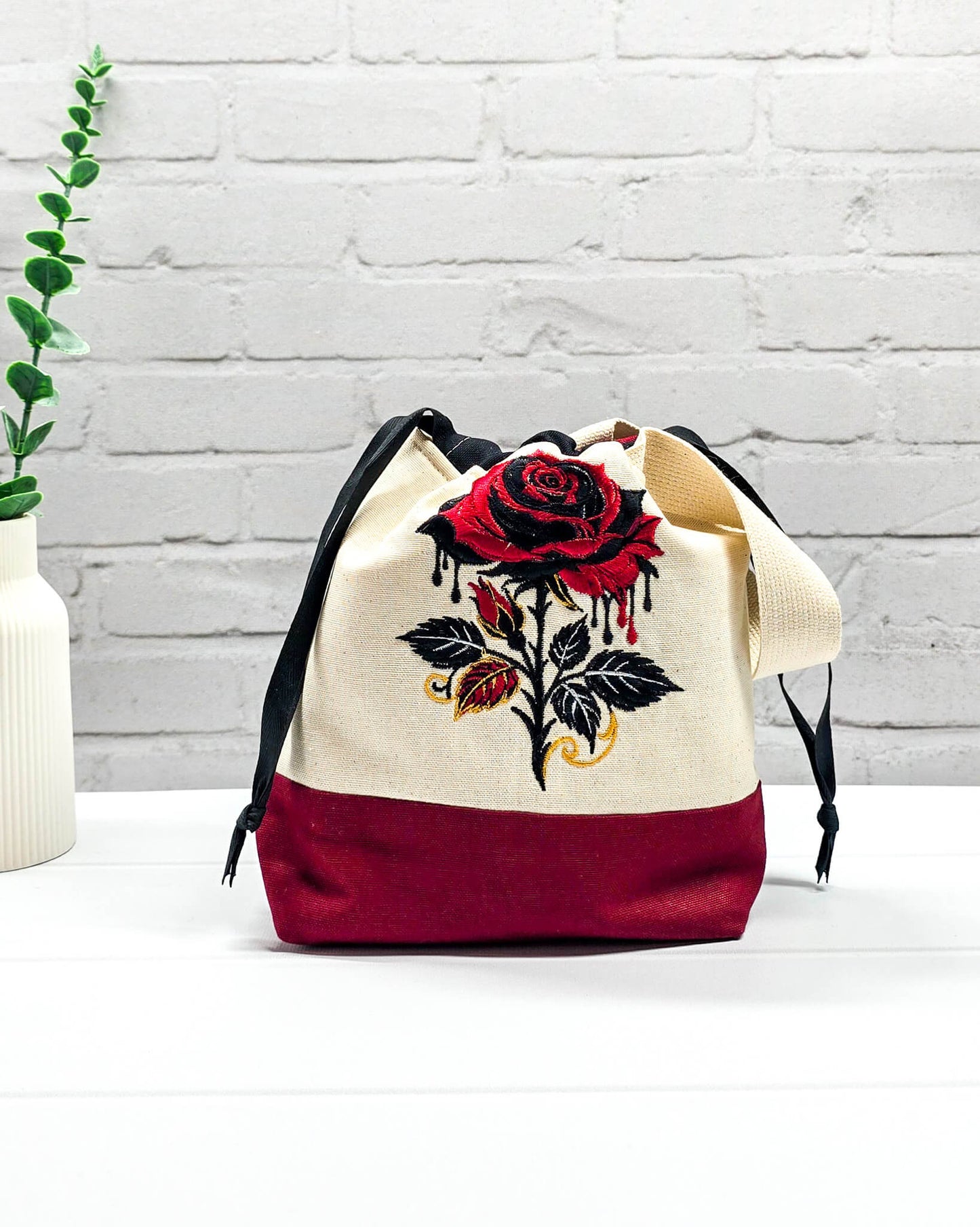 Projekttasche Tuva S aus hellem Canvas und Bordeaux mit gestickter Gothic Rose und schwarzem Kordelzugkragen. Handgenäht in Bayern von Nadelmikado.