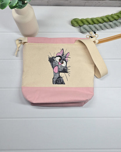 Projekttasche Tuva S aus hellem Canvas und Rosa mit gestickter frecher Katze und Kordelzugkragen. Handgenäht in Bayern von Nadelmikado.