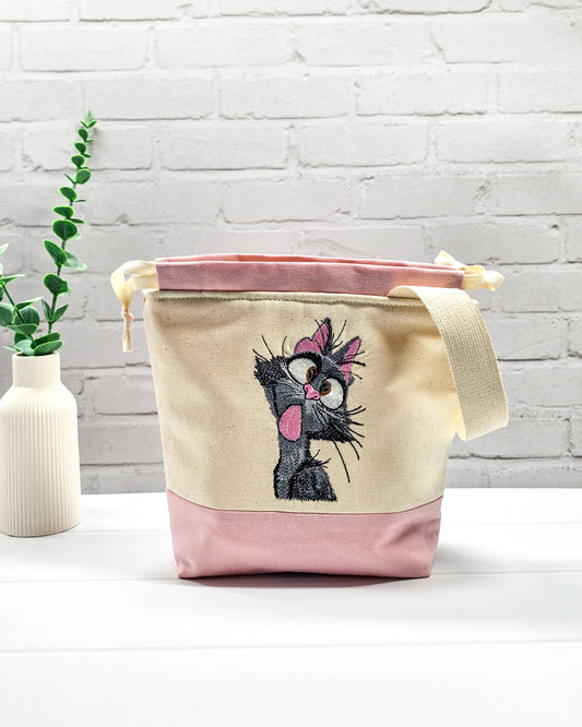 Projekttasche Tuva S aus hellem Canvas und Rosa mit gestickter frecher Katze und Kordelzugkragen. Handgenäht in Bayern von Nadelmikado.