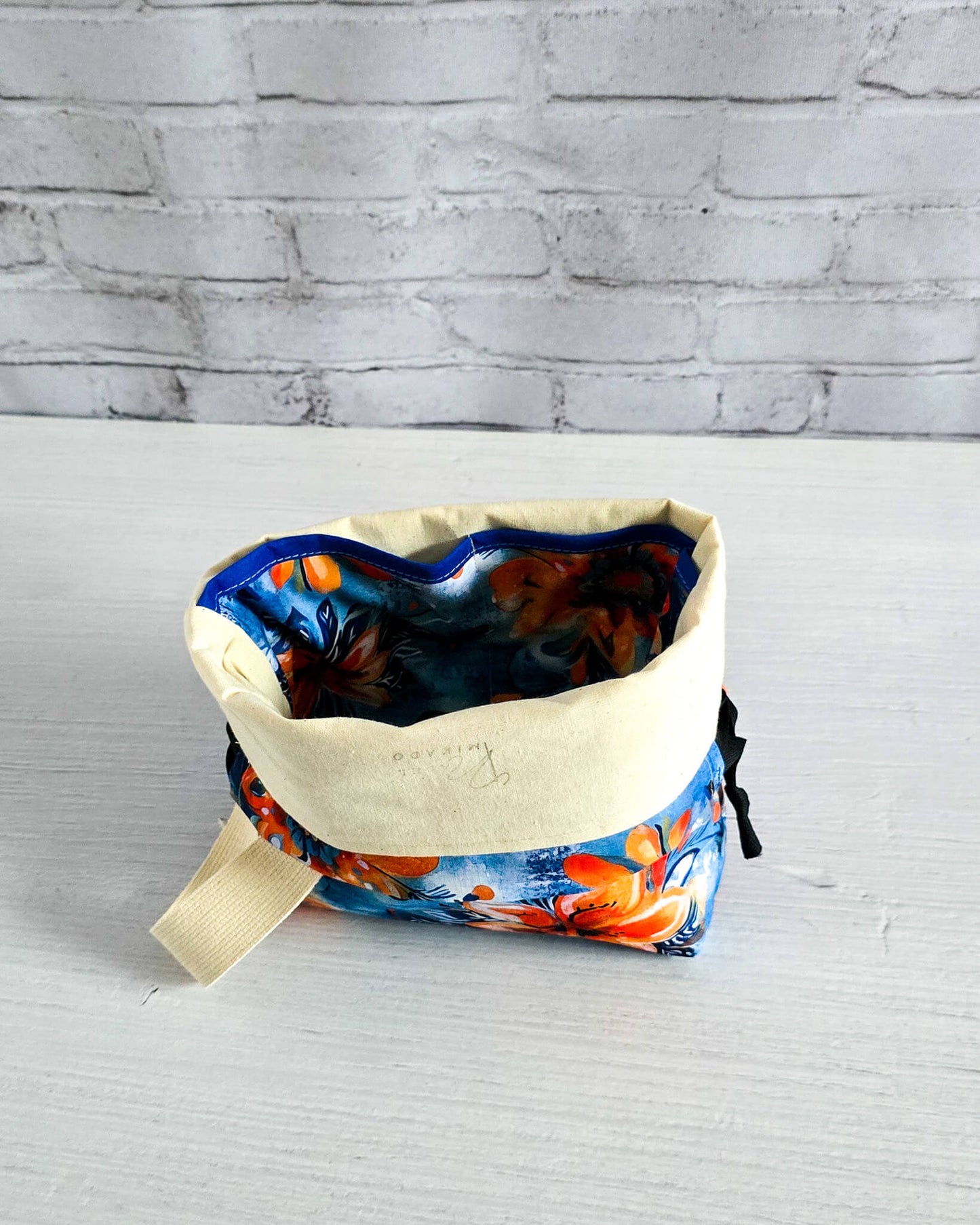 Farbenfrohe Stricktasche mit blau-orangem Blumenmuster - handgenäht in bayern von Nadelmikado