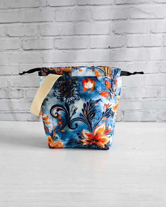 Farbenfrohe Stricktasche mit blau-orangem Blumenmuster - handgenäht in bayern von Nadelmikado