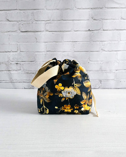 Stricktasche mit Blumenmuster für kleine Strickprojekte - handgenäht in Bayern von Nadelmikado