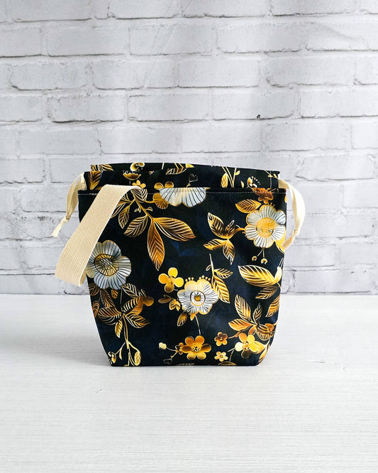Stricktasche mit Blumenmuster für kleine Strickprojekte - handgenäht in Bayern von Nadelmikado