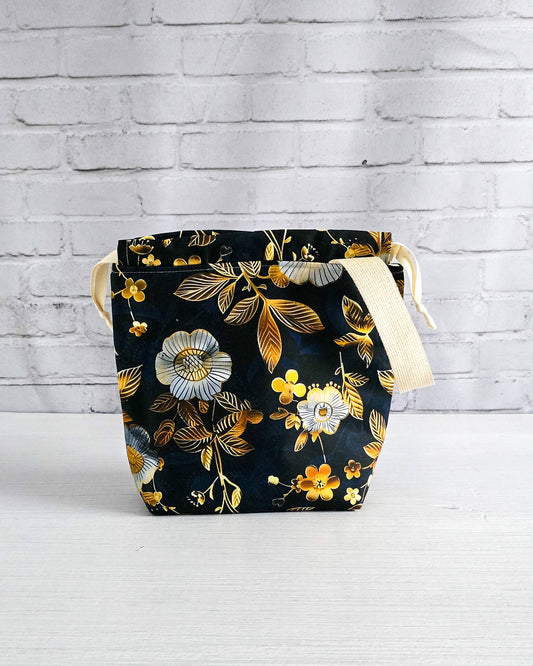 Stricktasche mit Blumenmuster für kleine Strickprojekte - handgenäht in Bayern von Nadelmikado