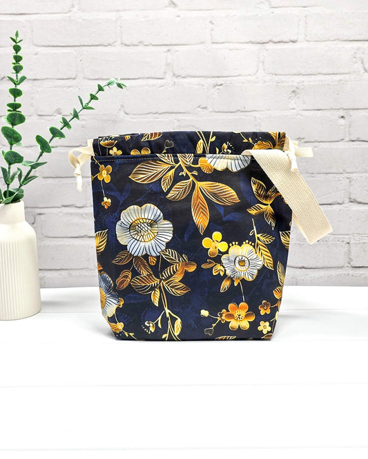 Stricktasche mit Blumenmuster für kleine Strickprojekte - handgenäht in Bayern von Nadelmikado