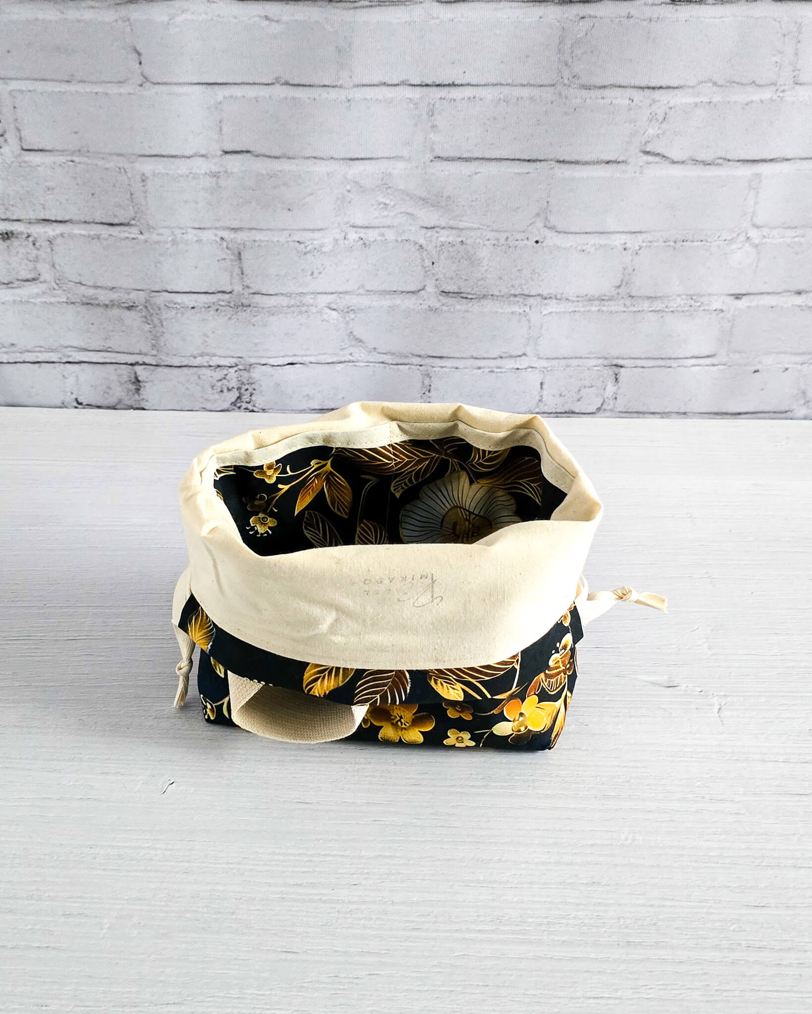 Stricktasche mit Blumenmuster für kleine Strickprojekte - handgenäht in Bayern von Nadelmikado