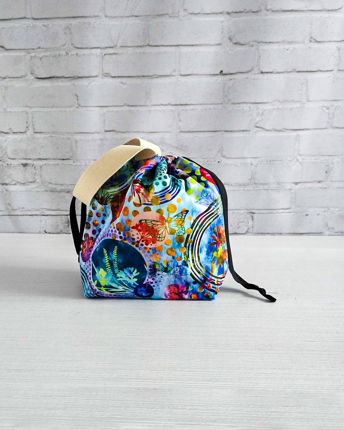 Projektbeutel mit buntem Muster für kleine Strickprojekte - handgenäht in Bayern von Nadelmikado