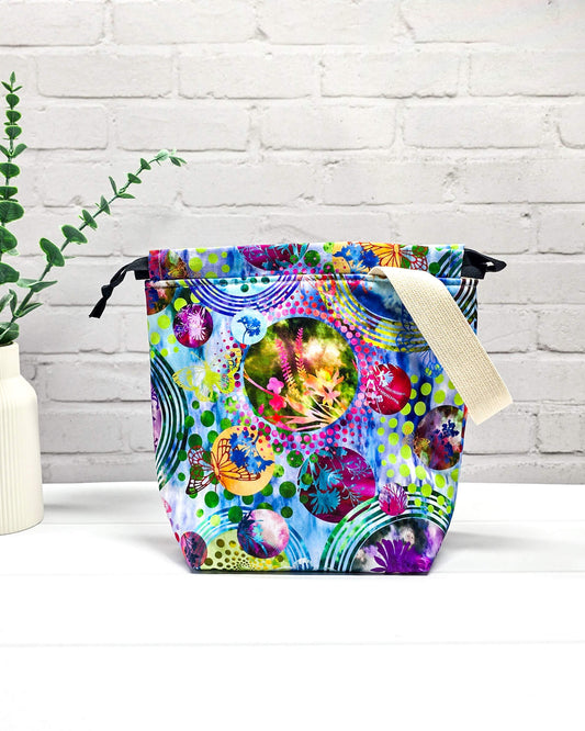 Projektbeutel mit buntem Muster für kleine Strickprojekte - handgenäht in Bayern von Nadelmikado