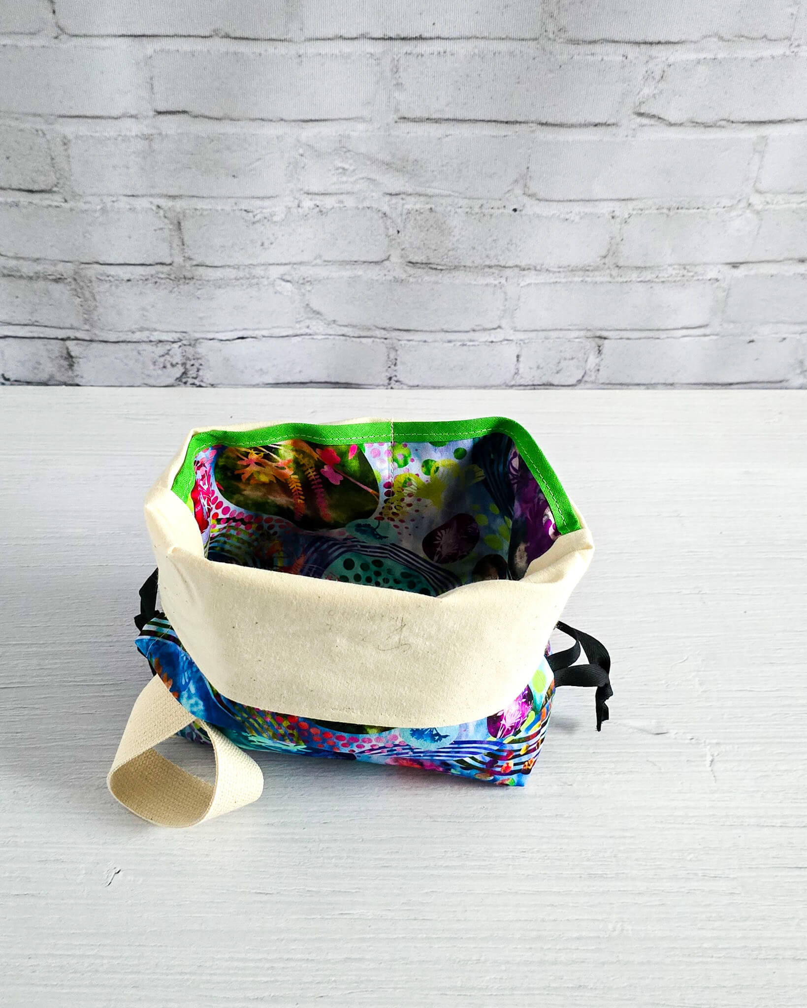Projektbeutel mit buntem Muster für kleine Strickprojekte - handgenäht in Bayern von Nadelmikado