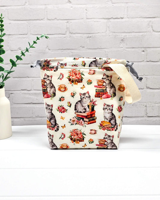 Projektbeutel mit Katzenmuster und Kordelzug von Nadelmikado handgenäht in Bayern