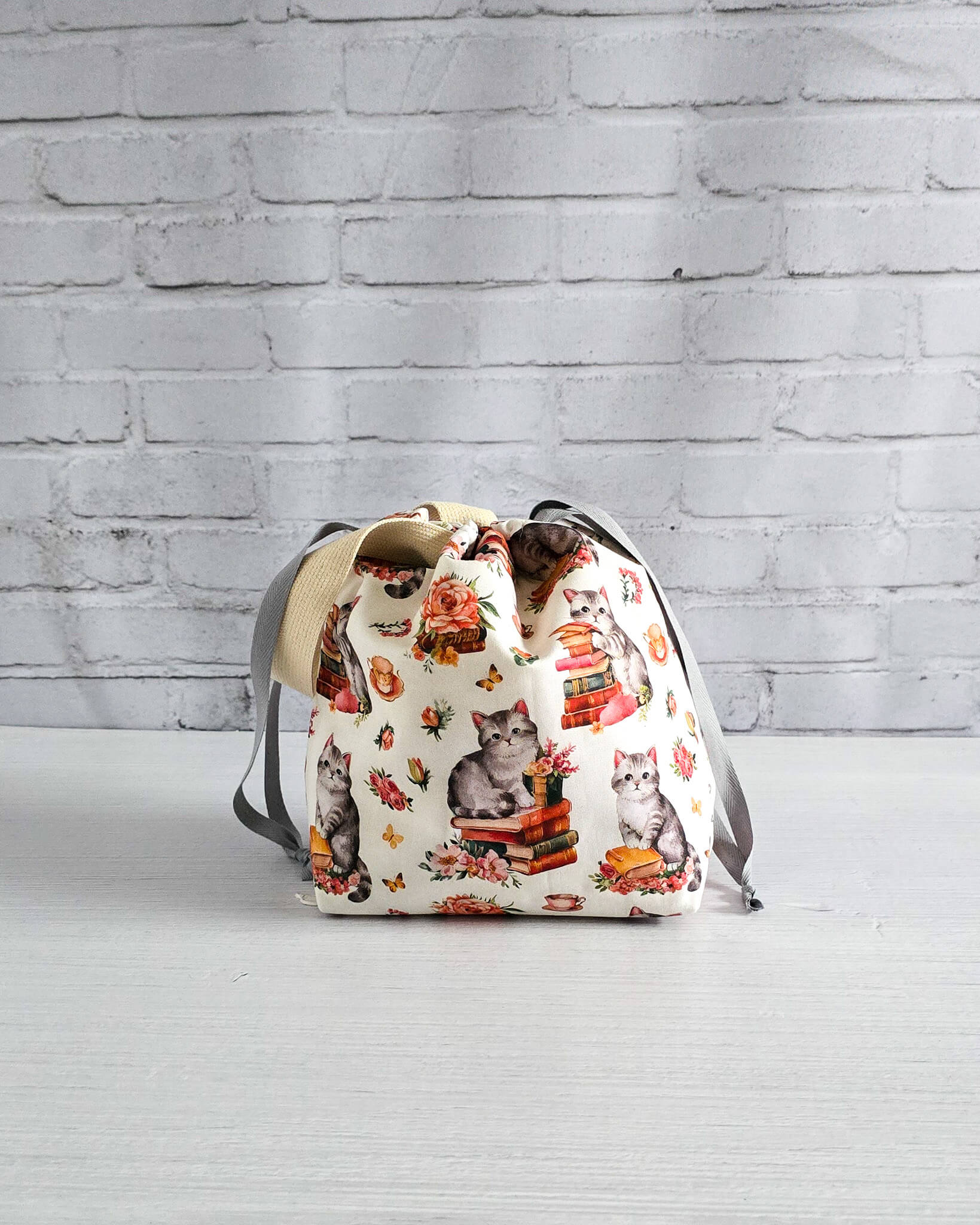 Projektbeutel mit Katzenmuster und Kordelzug von Nadelmikado handgenäht in Bayern