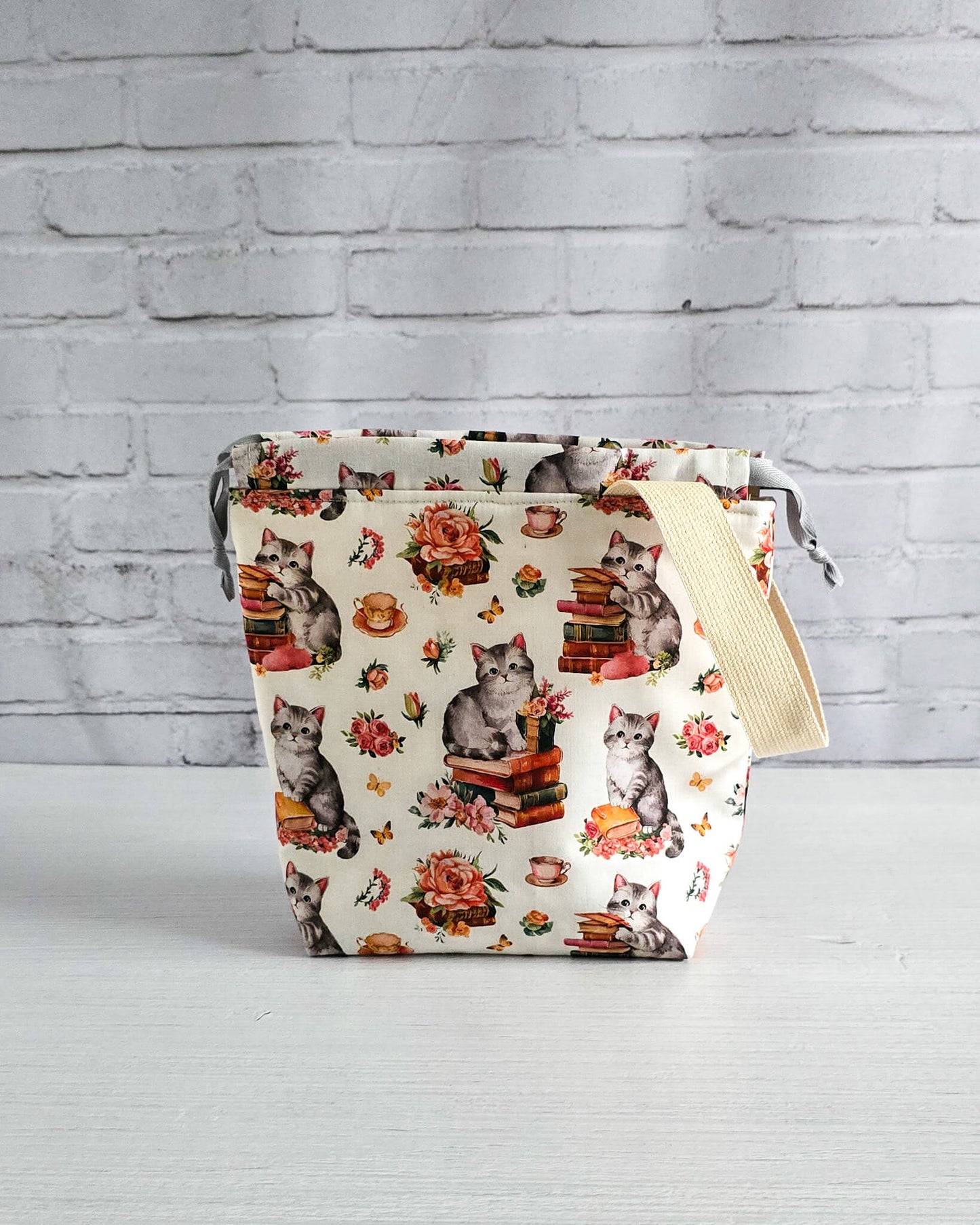 Projektbeutel mit Katzenmuster und Kordelzug von Nadelmikado handgenäht in Bayern