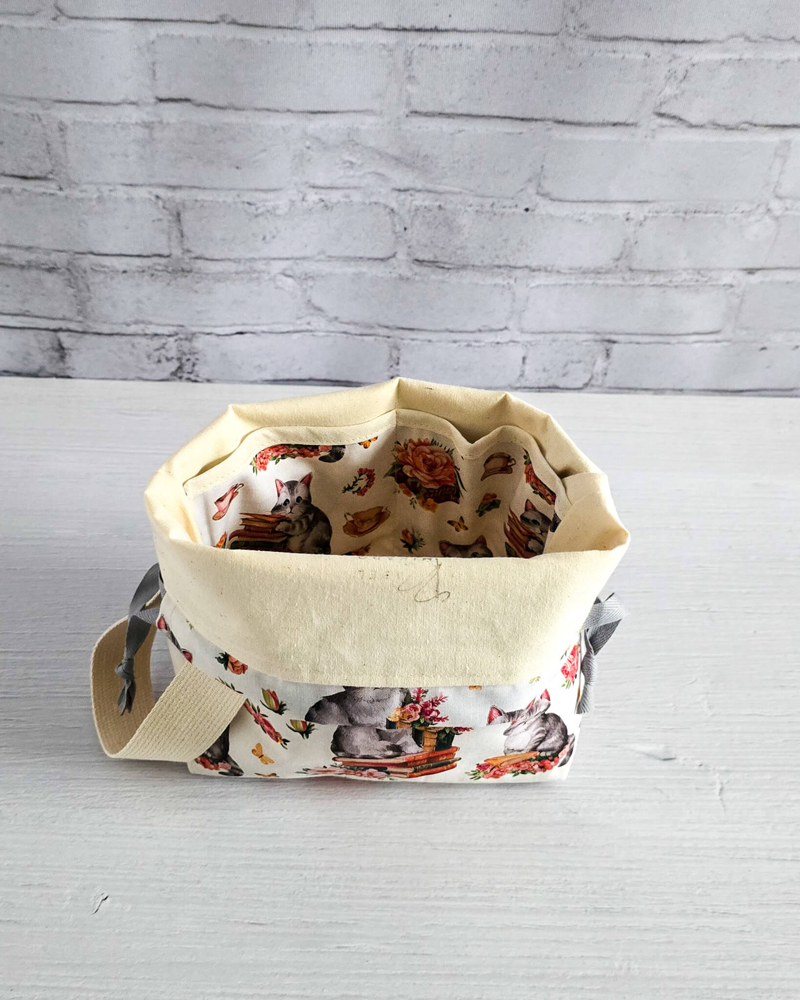 Projektbeutel mit Katzenmuster und Kordelzug von Nadelmikado handgenäht in Bayern