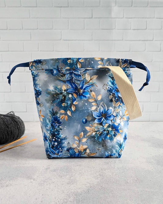 Tuva Bag S mit blauem Winterblumenmotiv handgenäht in Bayern von Nadelmikado